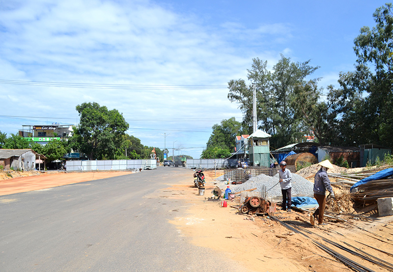 Một đoạn tuyến 129 giai đoạn 2 đã thảm nhựa lớp 1, giáp với đường Thanh Hóa (quốc lộ 40B, qua Tam Kỳ).Ảnh: C.T